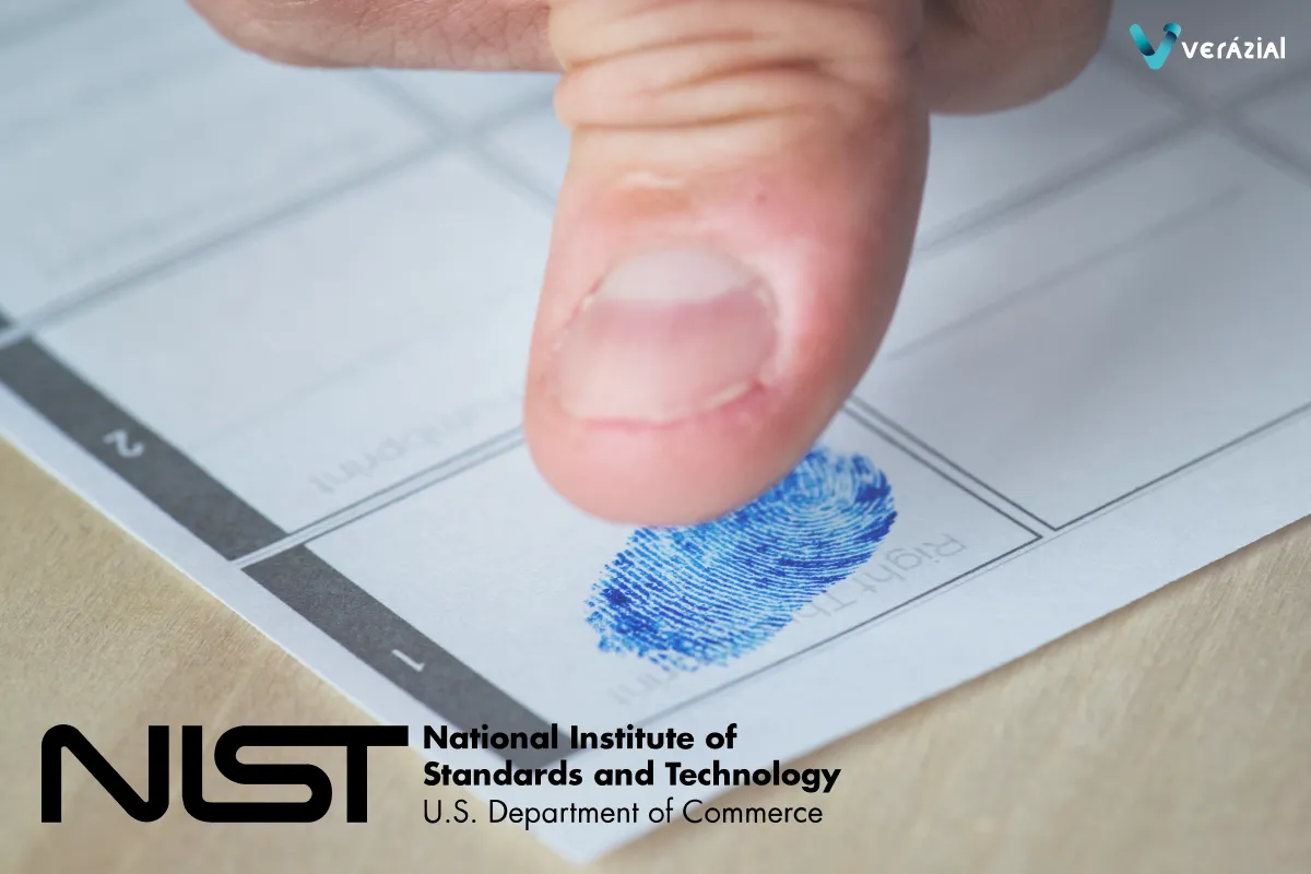 Primer plano de un dedo pulgar dejando una huella dactilar con tinta azul en un formulario oficial de papel blanco, con el logotipo de NIST y la marca de agua de Ver&aacute;zial.