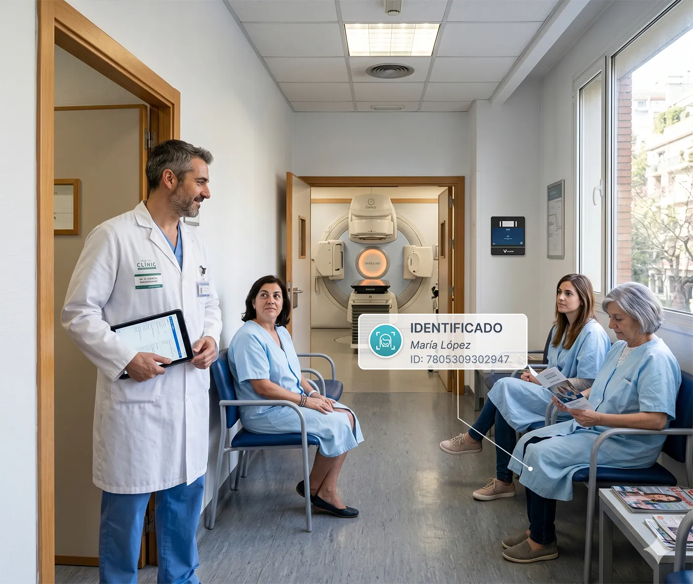 M&eacute;dico en sala de espera hospitalaria junto a una paciente verificada mediante reconocimiento facial biom&eacute;trico